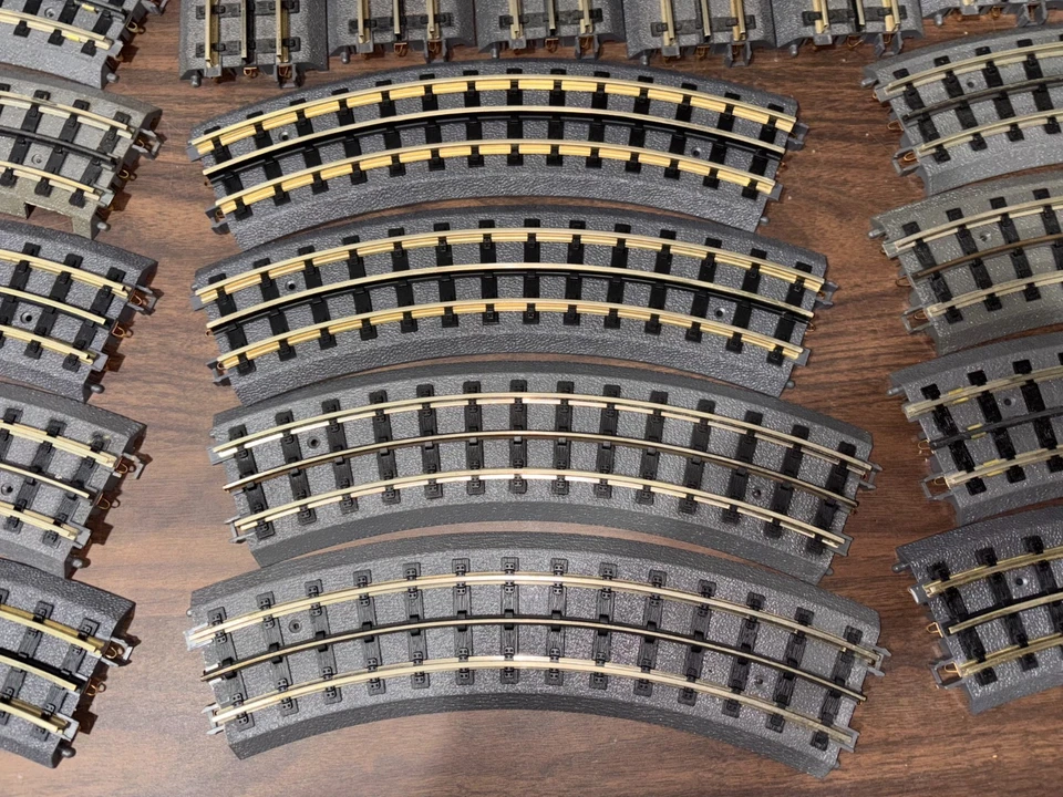 Lot of 30 MTH Solid Rail RealTrax 22 sections 031 curves & 8 sections 10" - Image 4 of 4