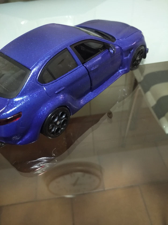 Modellino Alfa Romeo Giulia Kit DTM in Ferro scala 1: 24 Blu Metallizzato Burago - Immagine 3 di 4