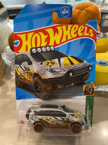 2023 Hot Wheels 1:64, Chrysler Pacifica #88, Mud Studs 1/5 Argento, NIP