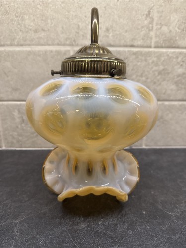 Vintage Fenton Geißblatt Münze Punkte gekräuselt Messingoptik Wandleuchter Lampe