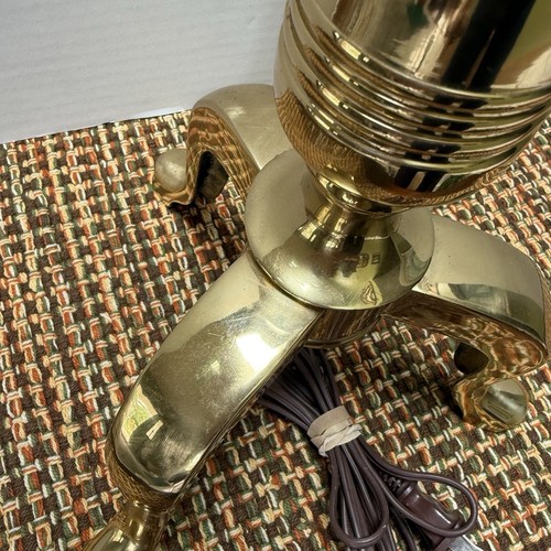 Vintage Brass Table lamp with Clawfoot Base - Elegant Traditional Style - Picture 11 of 15