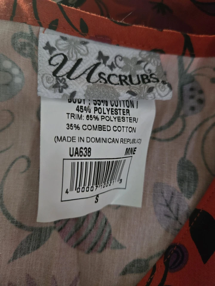 Blusa esfoliante UA Scrubs tamanho S-VIBRANTE floral/borboleta com 3 bolsos-peito 21"/L 26" - Imagem 3 de 4
