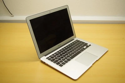 Apple MacBook Air 13" 2011 · i7 · 4GB · 256GB