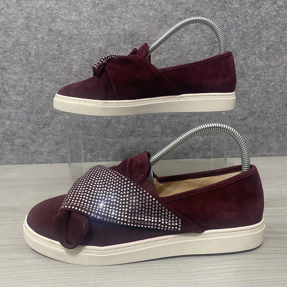 Zapatilla deportiva Vince Camuto Barita roja borgoña gamuza con tachuelas sin cordones para mujer talla 8W Foto 2 de 4