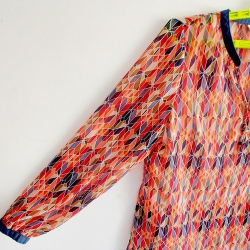 Blusa LIZ CLAIBORNE para mujer XL transparente geoimpresión con ribete de mezclilla - Imagen 5 de 9