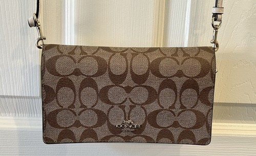 Coach Anna Foldover Crossbody Clutch in Signature Canvas Khaki/Kreide *lesen