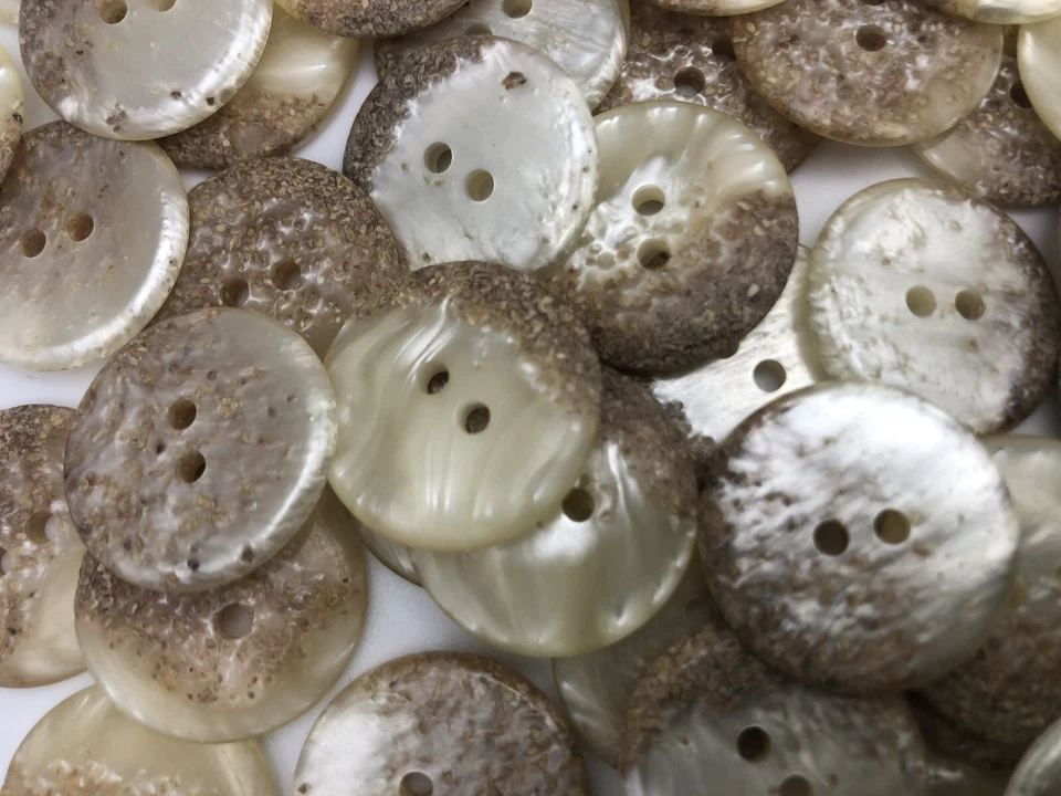 Винтажные белые коричневые кнопки с 2 отверстиями с персонажами 22 мм лот из 8 A270 - Изображение 4 из 4