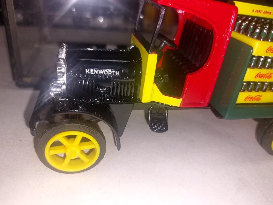 Camión de reparto Kenworth Coca-Cola 1994 vintage banco de metal fundido vidrio amarillo Foto 3 de 4