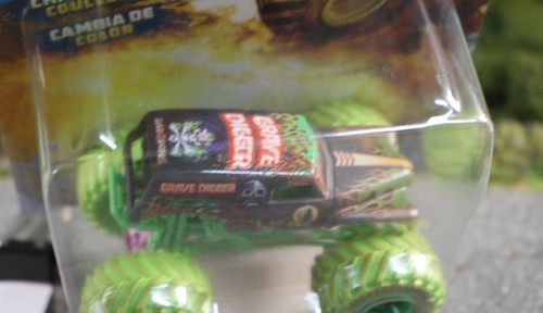 Monster Jam Mud Blasters Color Change Grave Digger Series 1 FNQHotwheels F3795 - Picture 3 of 6