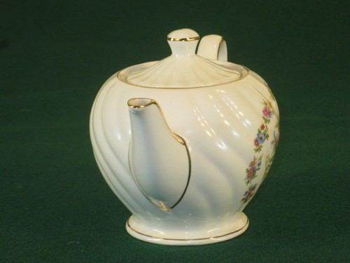 Gorgeous Antique Tea Pot~ SADLER ENGLAND ~Roses and GOLD~ Fine Bone China - Picture 7 of 12