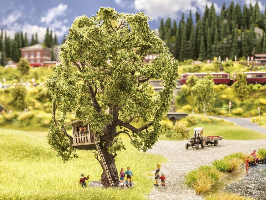Noch H0 21765 Tree with treehouse