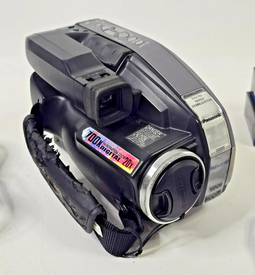 Panasonic PV-L352D Palmcorder 700x VHS-C Camcorder Bundle - Image 2 of 4