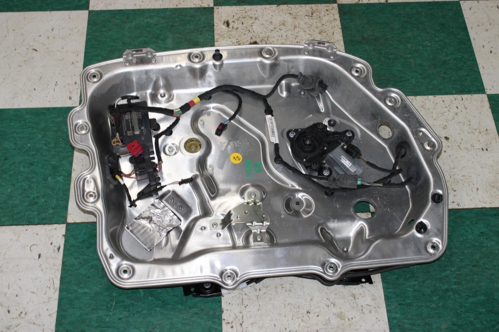 ⚠️-MOTOR⚠️ 13-18 Flying Spur Rear Driver Side Left LH Power Window Regulator OEM