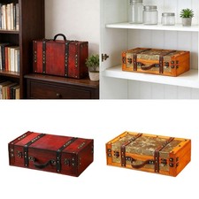 Valigia vintage, bauli, decorazioni da tavolo antiche, oggetti di scena per