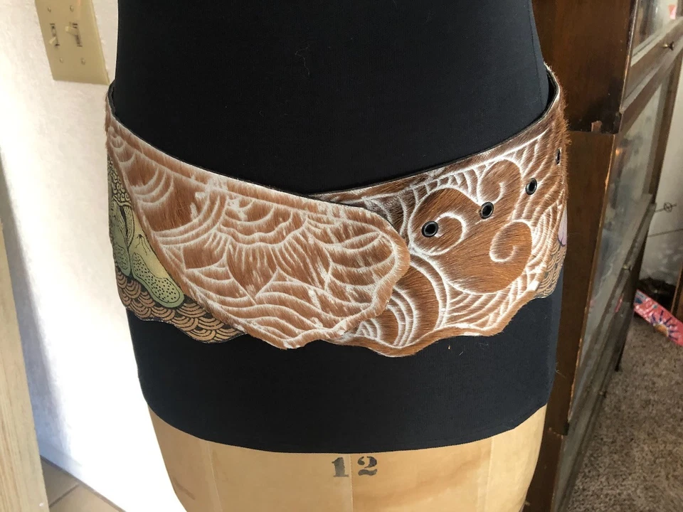 Cinturón de cuero de vaca único de diseño Art Nouveau cortado a mano y pintado de ARTISTA 32 Foto 2 de 4