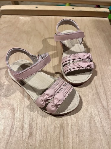 Größe 10 L’Amour rosa Josie Sandalen mit Schleifen