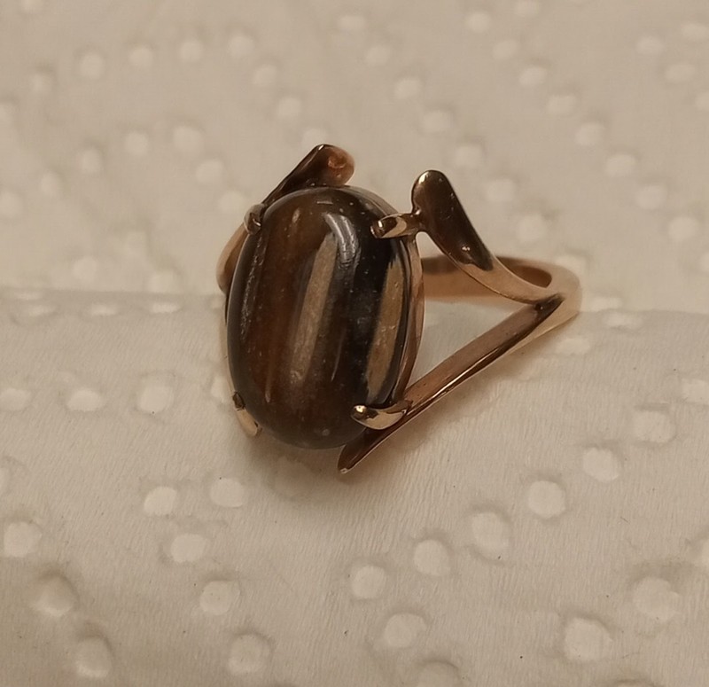 10K gold tigers eye ladies ring size 6