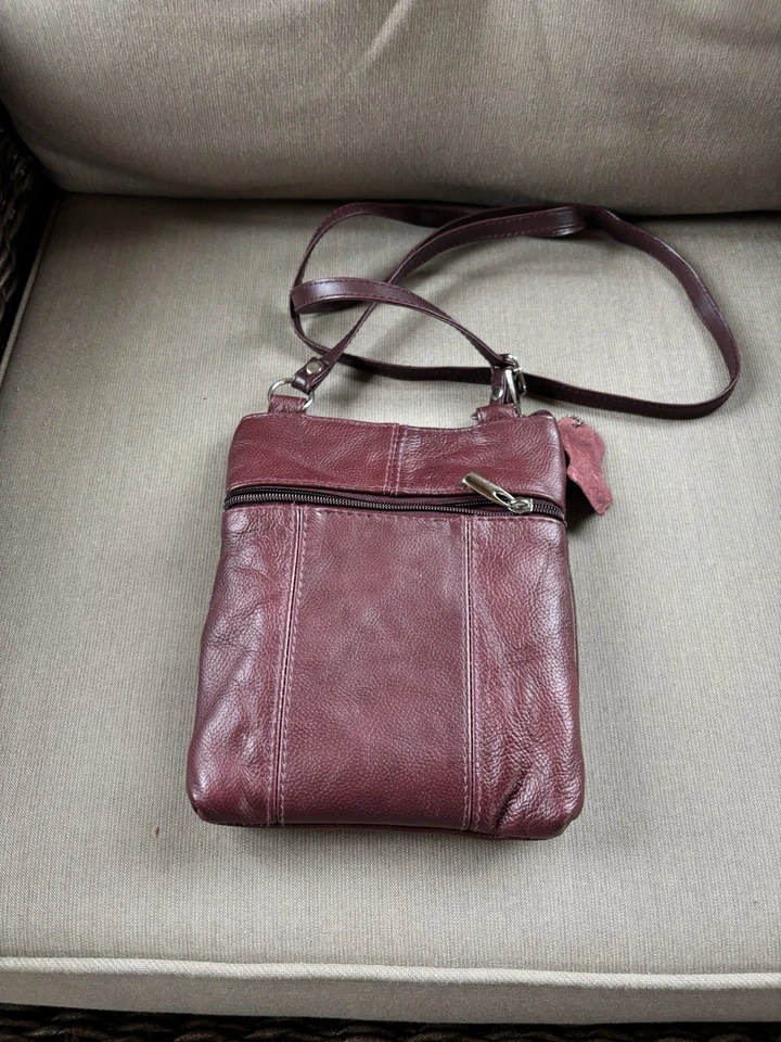 Purse - Leather, Cross Body Purse. Five Zipper Pockets. Very Nice Condition. - Image 3 of 4