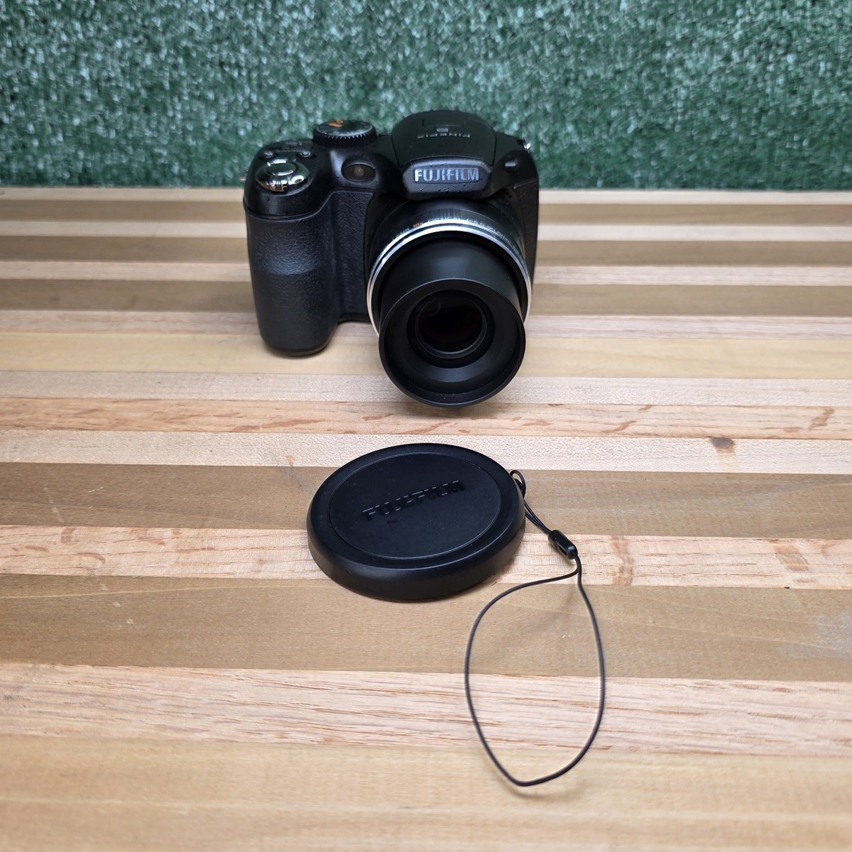 Fujifilm Finepix S2500HD 12MP Digital Camera 18x Optical Zoom Cap