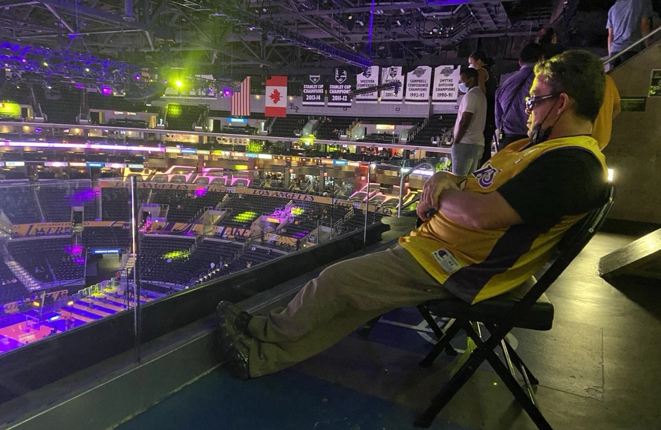 2 Grandes Entradas para The LA Lakers vs Boston Celtics 22/02/26 Sección 302 Foto 3 de 4
