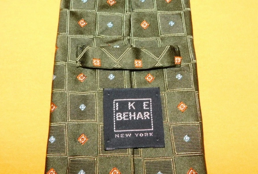 CORBATA CON MOTIVO IKE BEHAR HECHA EN EE. UU. VERDE/ROJO/AZUL CUADRADOS/PUNTOS - CORBATAS DE DISEÑADOR. Foto 3 de 3