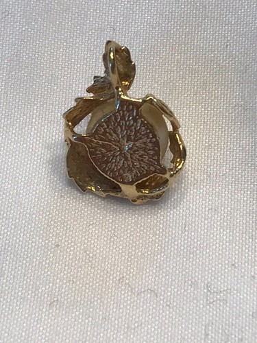10K ROUND WHITE CULTURED PEARL SURROUNDED BY GOLD LEAVES PENDANT. 9MM - Picture 4 of 5