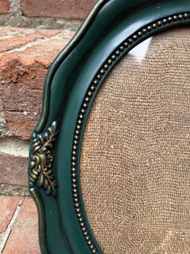 Cornice portafoto decorata da parete verde scuro con oro stile vittoriano - Foto 4 di 12