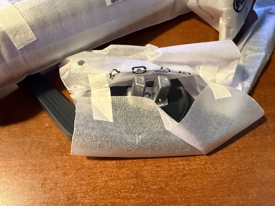 One Gigabyte Aorus FO32U2P Pro 32" 4K QD-OLED DP2.1 STAND ONLY BRAND NEW - Image 2 of 4