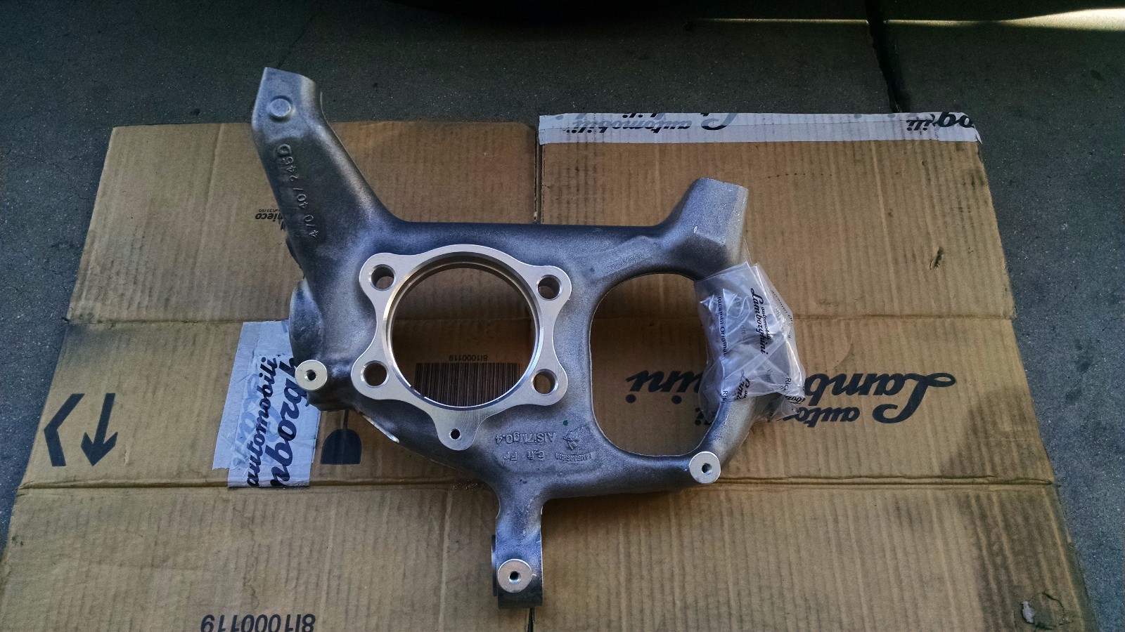 LAMBORGHINI AVENTADOR FRONT LEFT HUB KNUCKLE HOUSING OEM 470407245D