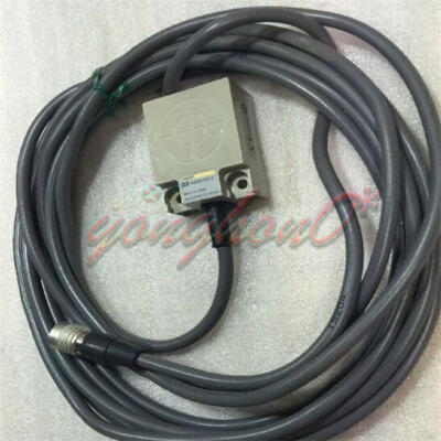 1PC Used Omron V600-H11 2M Photoelectric Switch V600H11