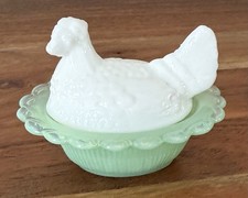 Mosser Glass EE. UU. Mini gallina en nido pozo de sal 3" - parte inferior de jade y leche (blanco) superior