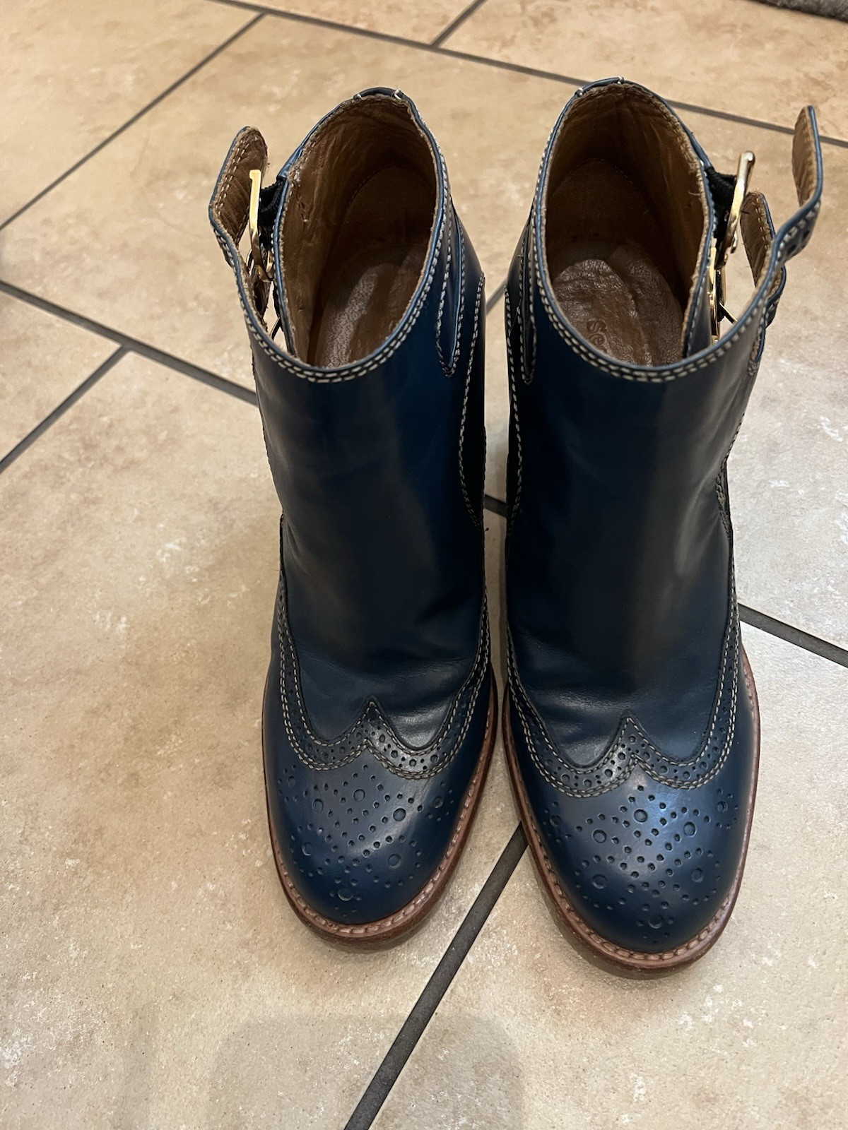 SAOLA SEE BY CHLOE Rickie Bootie uno stivale corto da donna con punta alare e suola in pelle