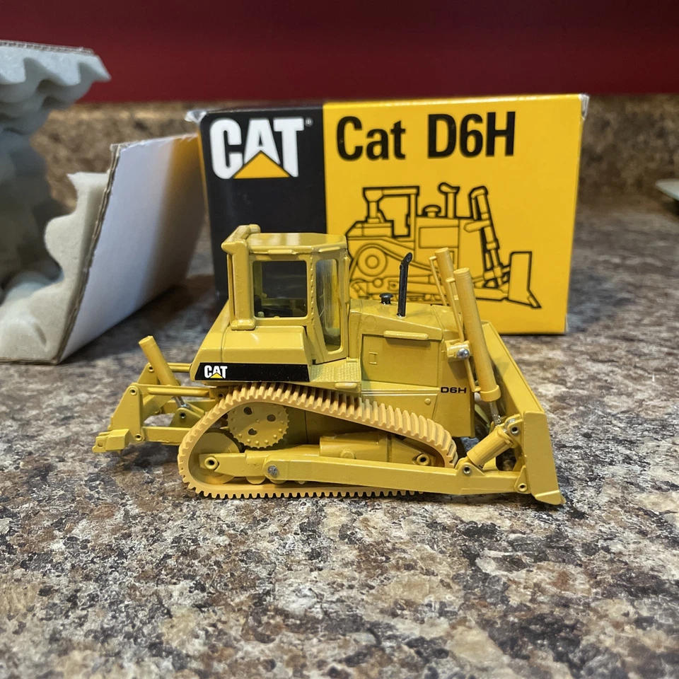 Conrad # 2851 1/50 Caterpillar Cat D6H Dozer W/Rops Canopy - Image 3 of 4