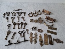 Konvolut antike Beschläge Messing Griff Schlüssellochblende Rosette Schlüssel 