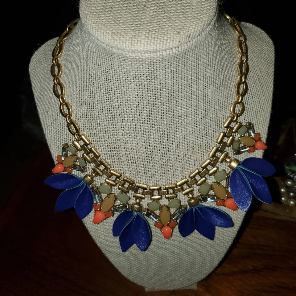 Collar Stella & Dot Melia. 10" de longitud. Piedras de coral con pétalos de cuero azul Foto 3 de 4