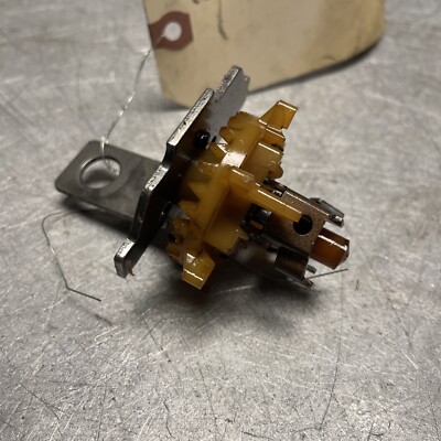  BRIGGS AND STRATTON 124T02-0526-B1 GOVERNOR OIL SLINGER 691997