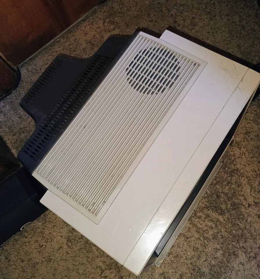 Monitor CRT de video a color Commodore 1702 1984 TV retro para juegos en funcionamiento Foto 4 de 4