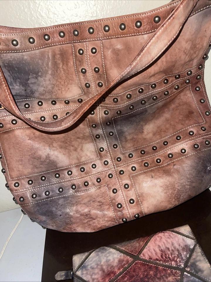 Bolso extra grande de cuero diofísico con tachuelas nuevo con billetera a juego con tachuelas envejecidas Foto 2 de 4