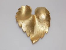 A235-VINTAGE SCARF CLIP~LARGE GOLD TONE LEAF~2.25"