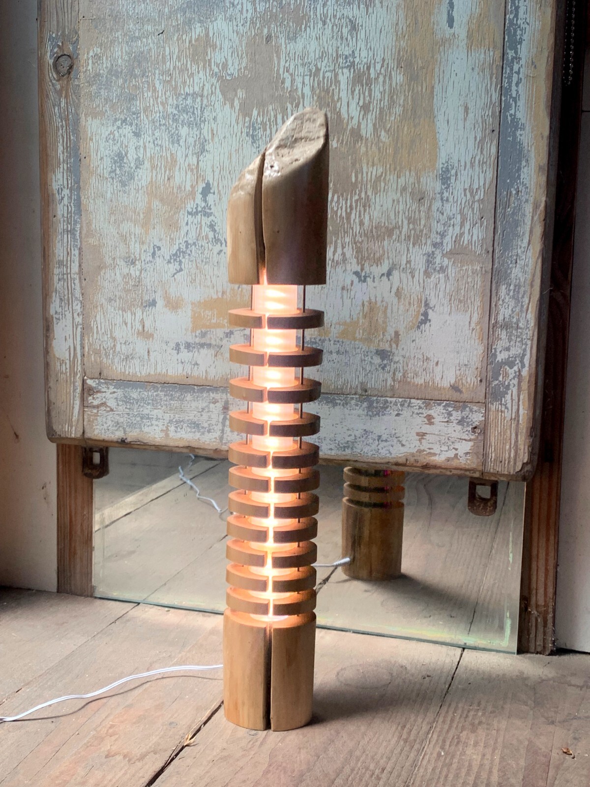 Lampe fragmentée en bois flotté faite à la main - Luminaire led ajustable design organique
