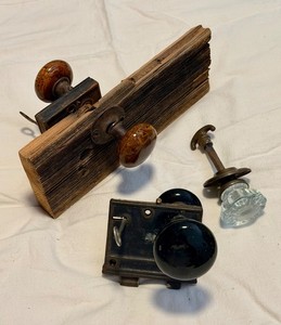 VINTAGE PORCELAIN AND GLASS DOOR KNOBS BENNINGTON LOCKS KEYS 3