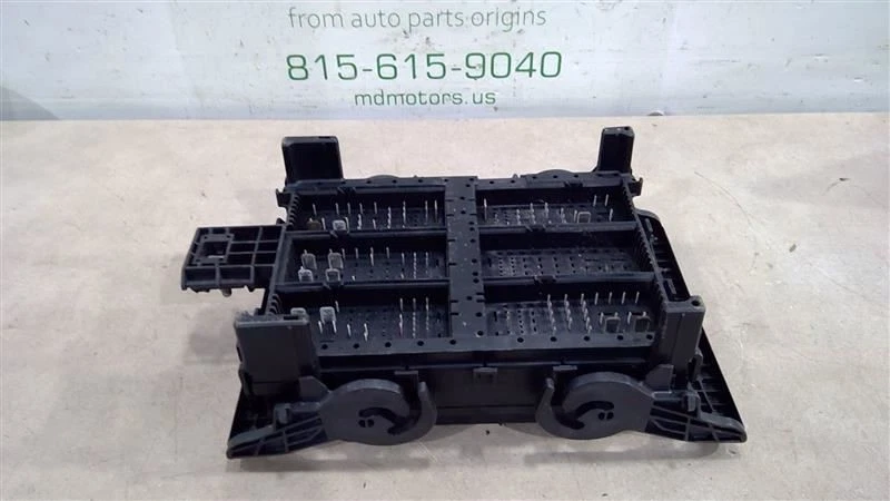 2015-2019 CHEVROLET TAHOE ENGINE ELECTRICAL POWER FUSE RLAY BOX OEM 23225905 - Image 3 of 4