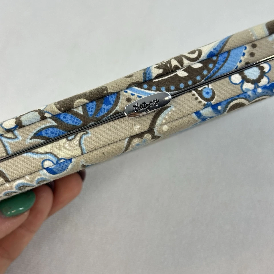 Thirty One Paisley Botón Rígido Estuche Billetera Beige y Azul Foto 2 de 4