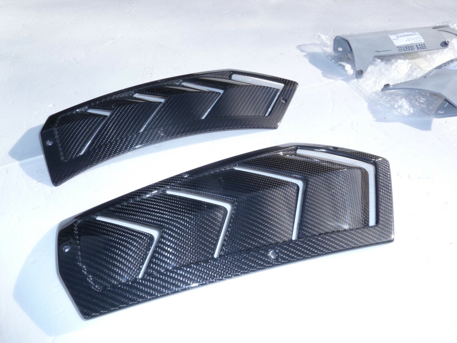 NEW Lamborghini Aventador LP700 OEM FACTORY CARBON FRONT LOUVERED FENDER KIT 