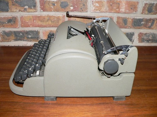 Macchina da scrivere manuale manuale vintage 1950 Remington ""Tutto nuovo"" verde oliva con custodia - Foto 7 di 9