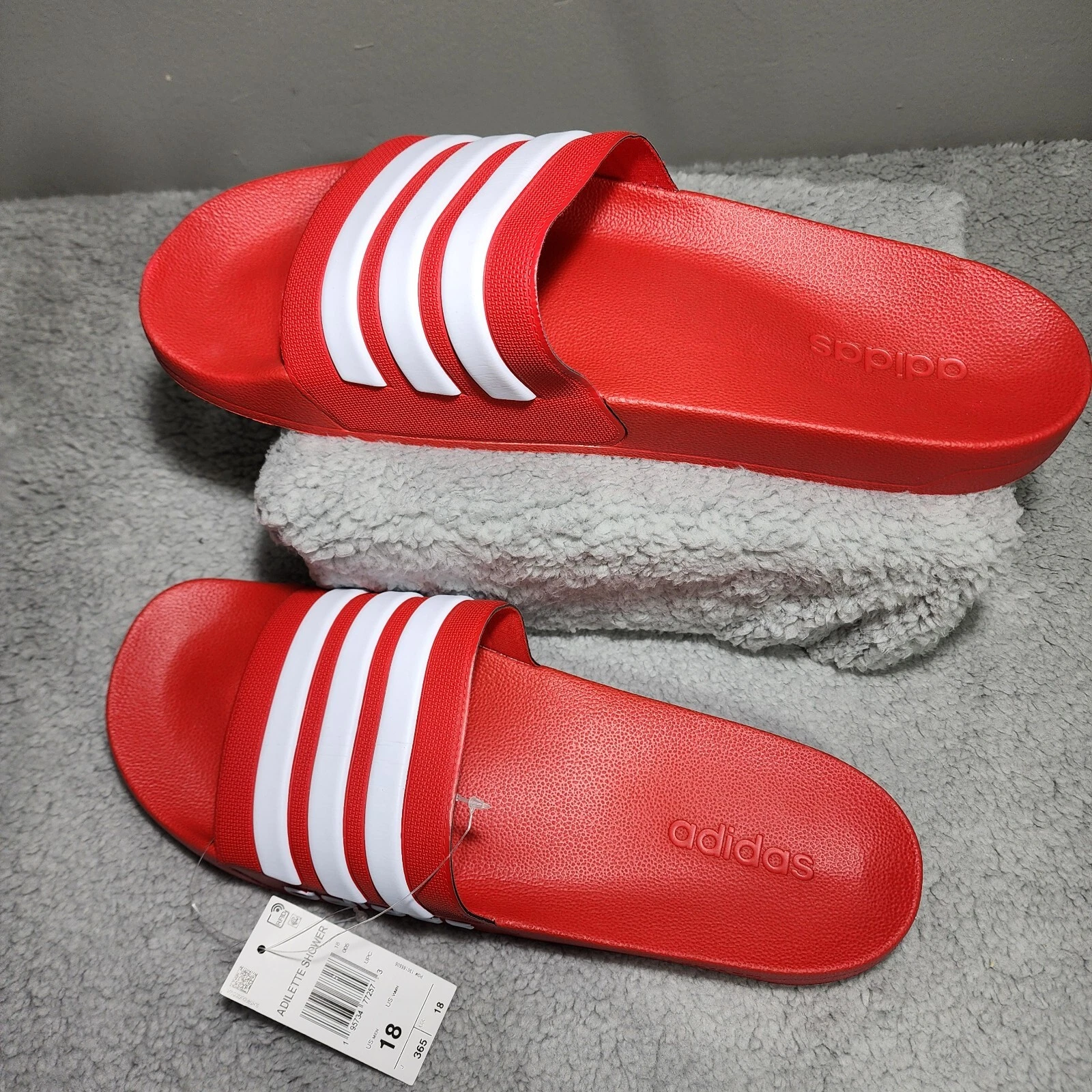 Scivoli doccia Adidas Signature Adilette rosso bianco Cloud Foam uomo taglia 18 nuovi con etichette