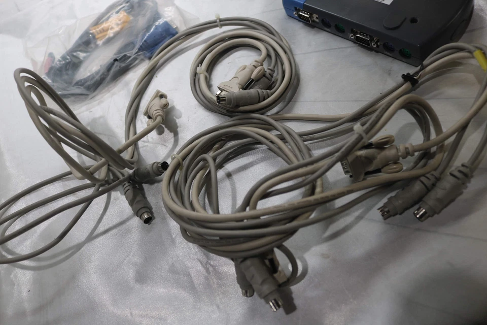 Linksys Pro Connect 4-Port Compact KVM Switch PS2KVM4 with Cables - Image 3 of 4