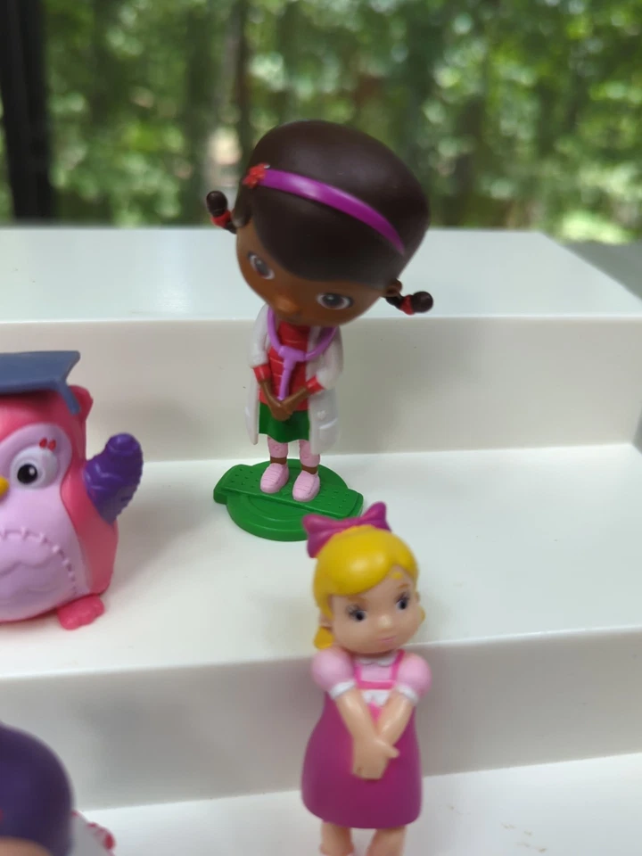 Lote de figuras Doc McStuffins Hallie Chilly Lambie Stuffy Bronty Susie Sunshine Owl Foto 3 de 4