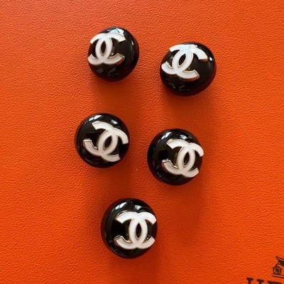 Auth CHANEL Vintage-style set of 5 black and white buttons 18mm set of 5