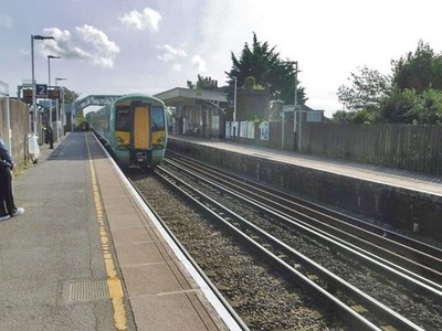 Foto 6x4 Portchester Station bietet Dienste zwischen Southampton, Wate c2017